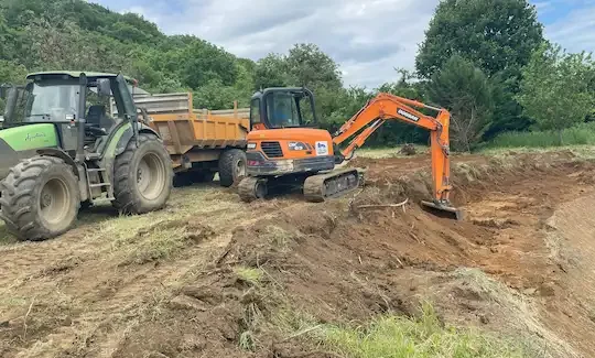 Amenagement de terrain Bronvaux Grue aménageant un terrain à Bronvaux