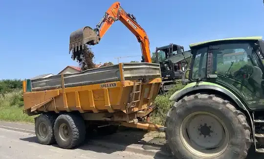 Evacuation de terre Yutz Pelleteuse et tracteur évacuent la terre à Yutz